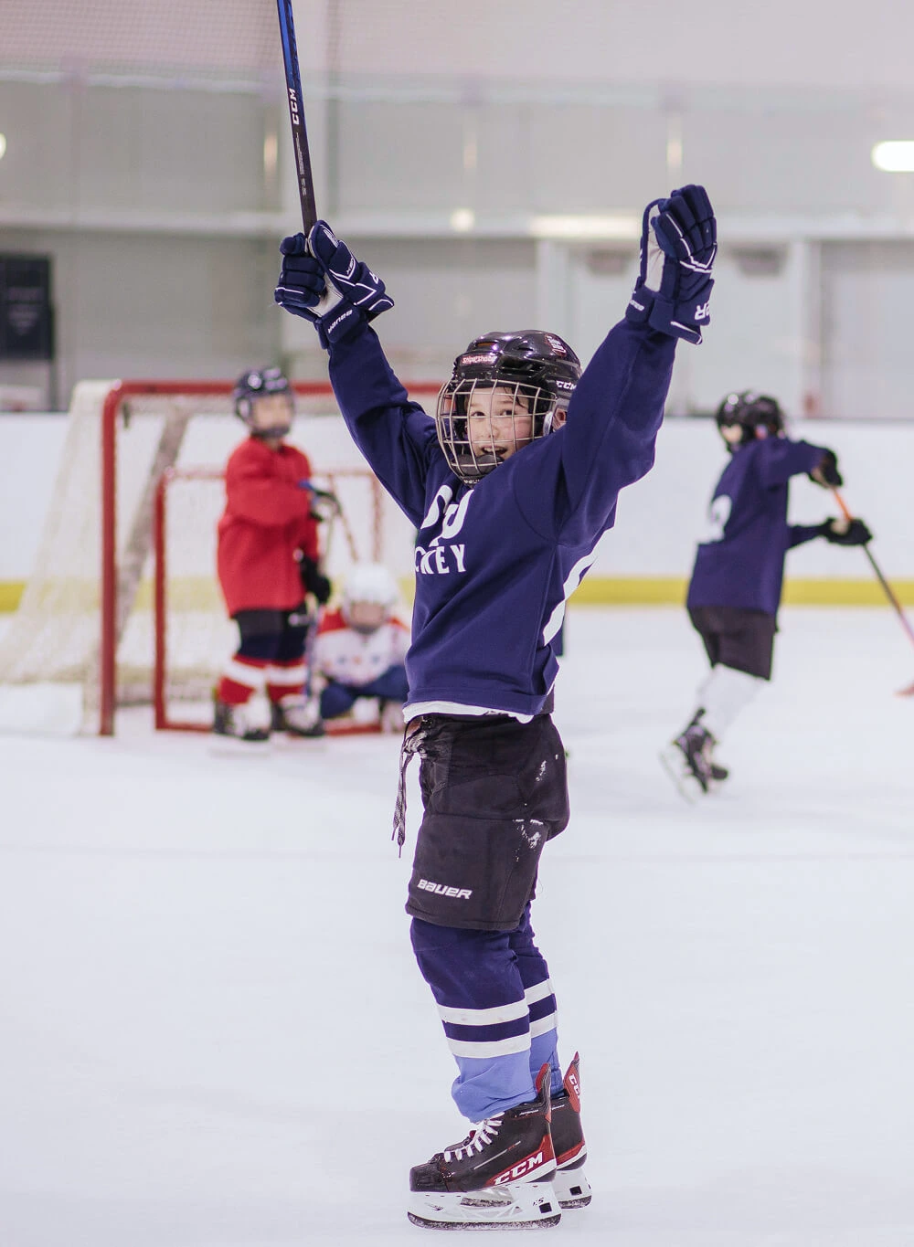 young-hockey-player-celebrating